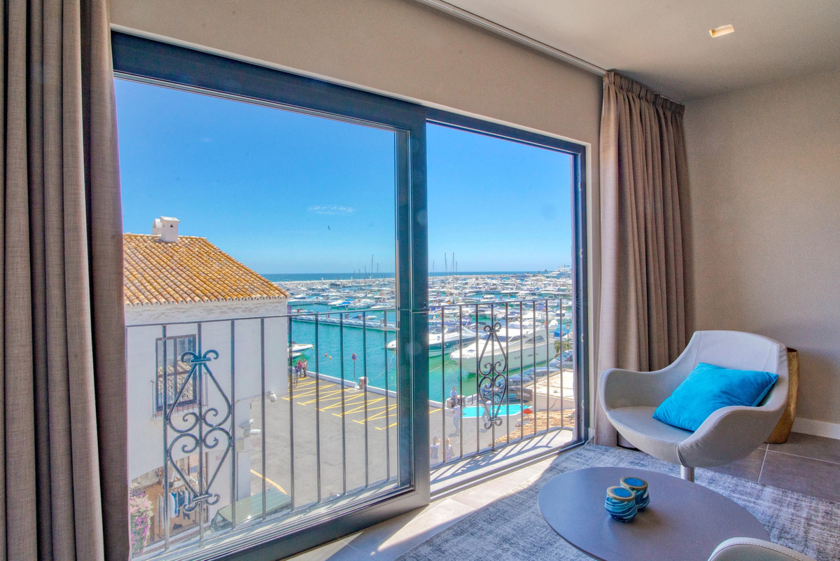 Middle Floor Apartment - ID R2998166 - Image 2
