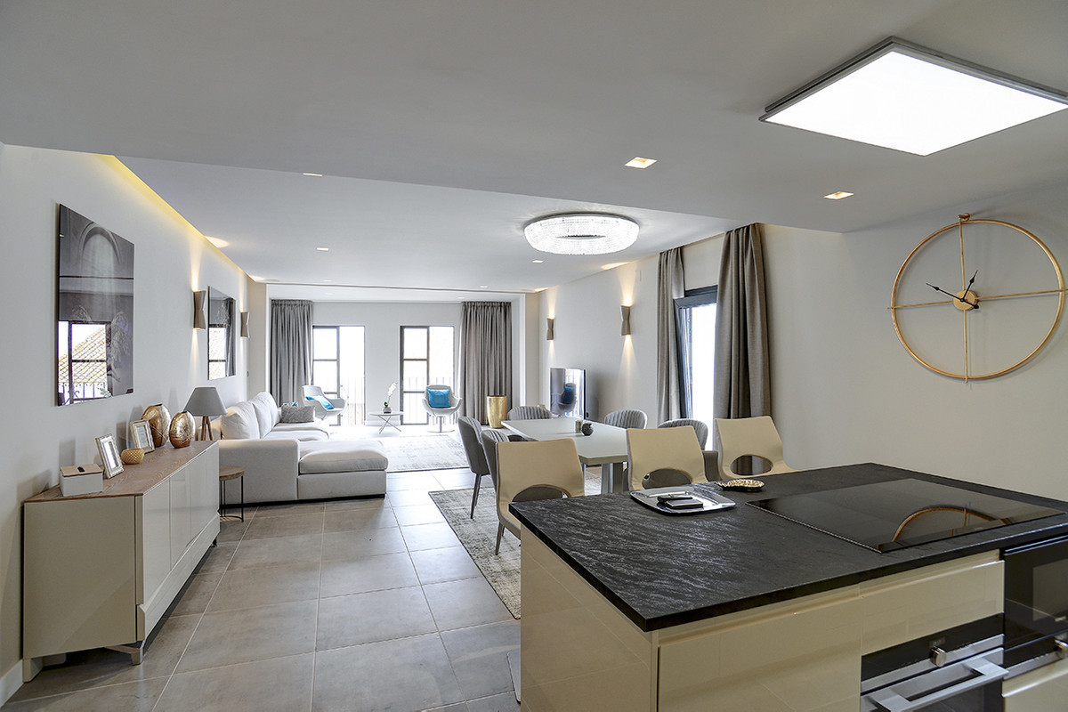 Middle Floor Apartment - ID R2998166 - Image 5