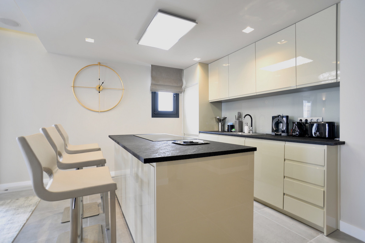 Middle Floor Apartment - ID R2998166 - Image 11