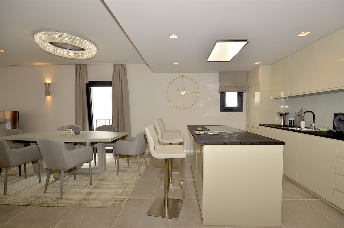 Middle Floor Apartment - ID R2998166 - Image 12