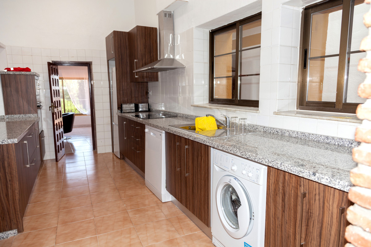 Detached Villa - ID R3037373 - Image 15