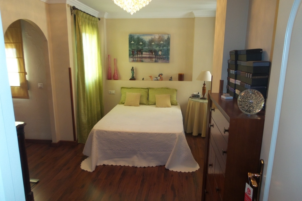 Middle Floor Apartment - ID R3119527 - Image 11