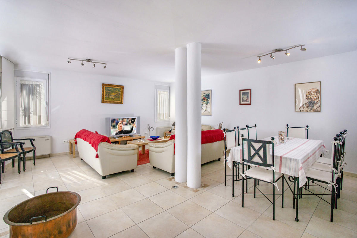 Hostel - ID R3179437 - Image 2