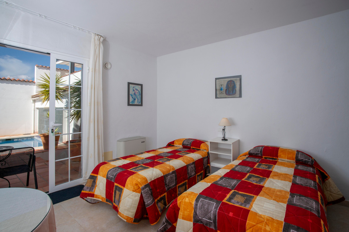 Hostel - ID R3179437 - Image 7