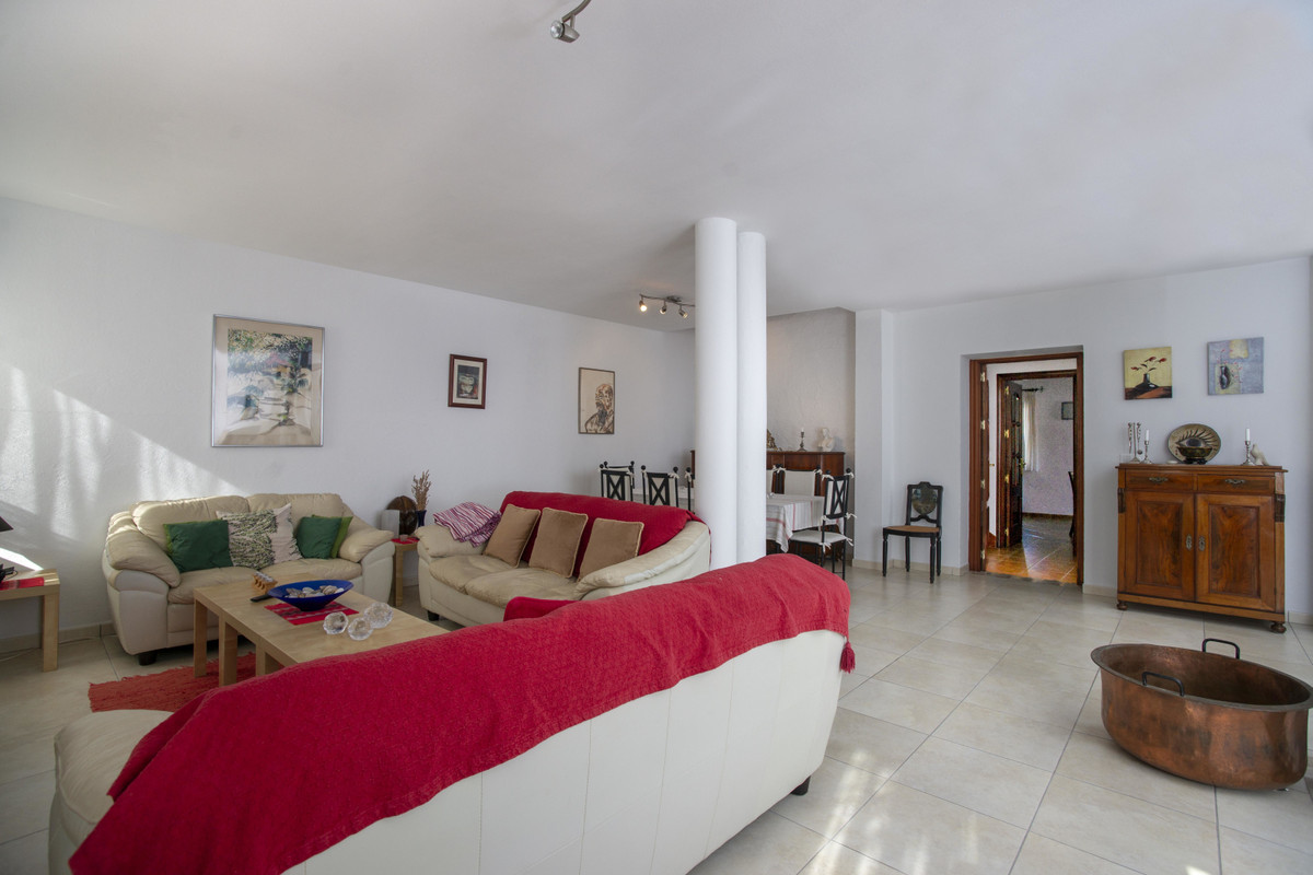 Hostel - ID R3179437 - Image 9