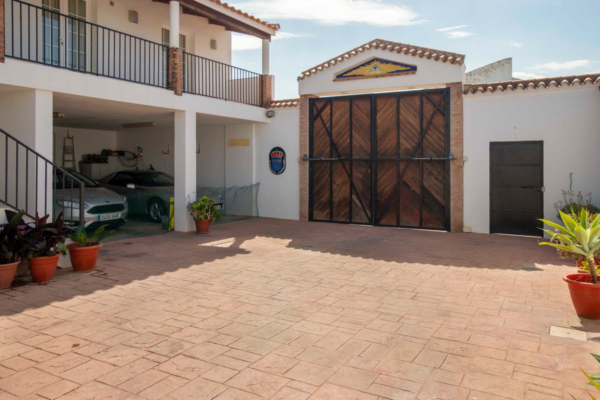Hostel - ID R3179437 - Image 15