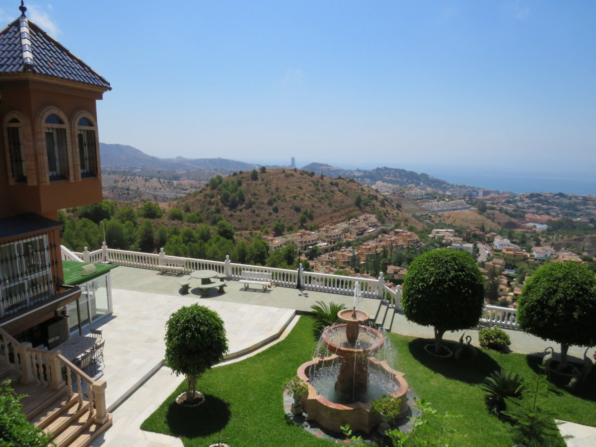Detached Villa - ID R3202114 - Image 2