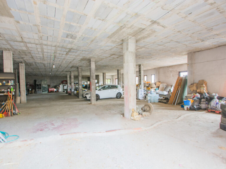 Commercial Premises - ID R3204136