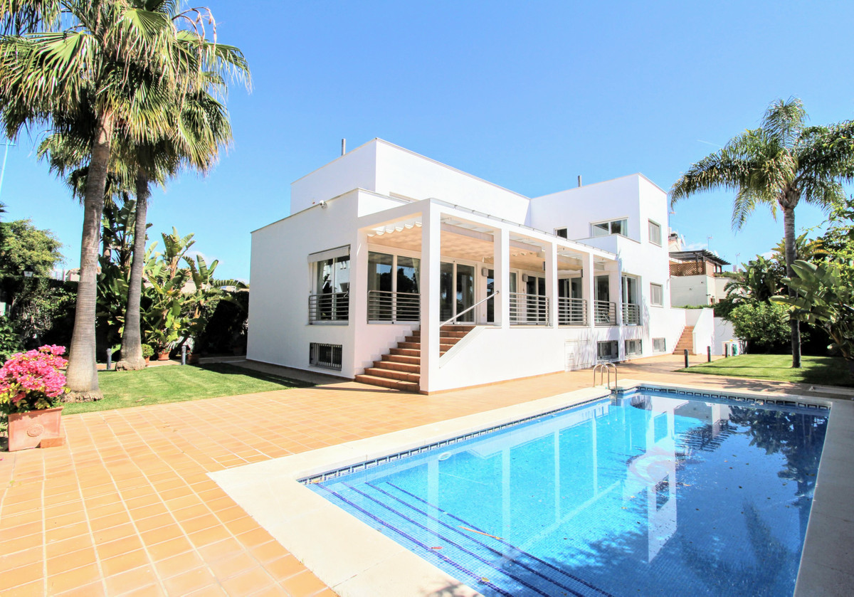 Detached Villa - ID R3229714