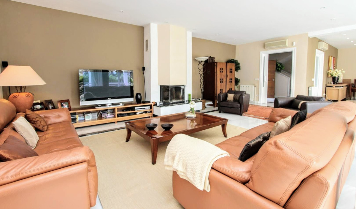 Detached Villa - ID R3229714 - Image 9