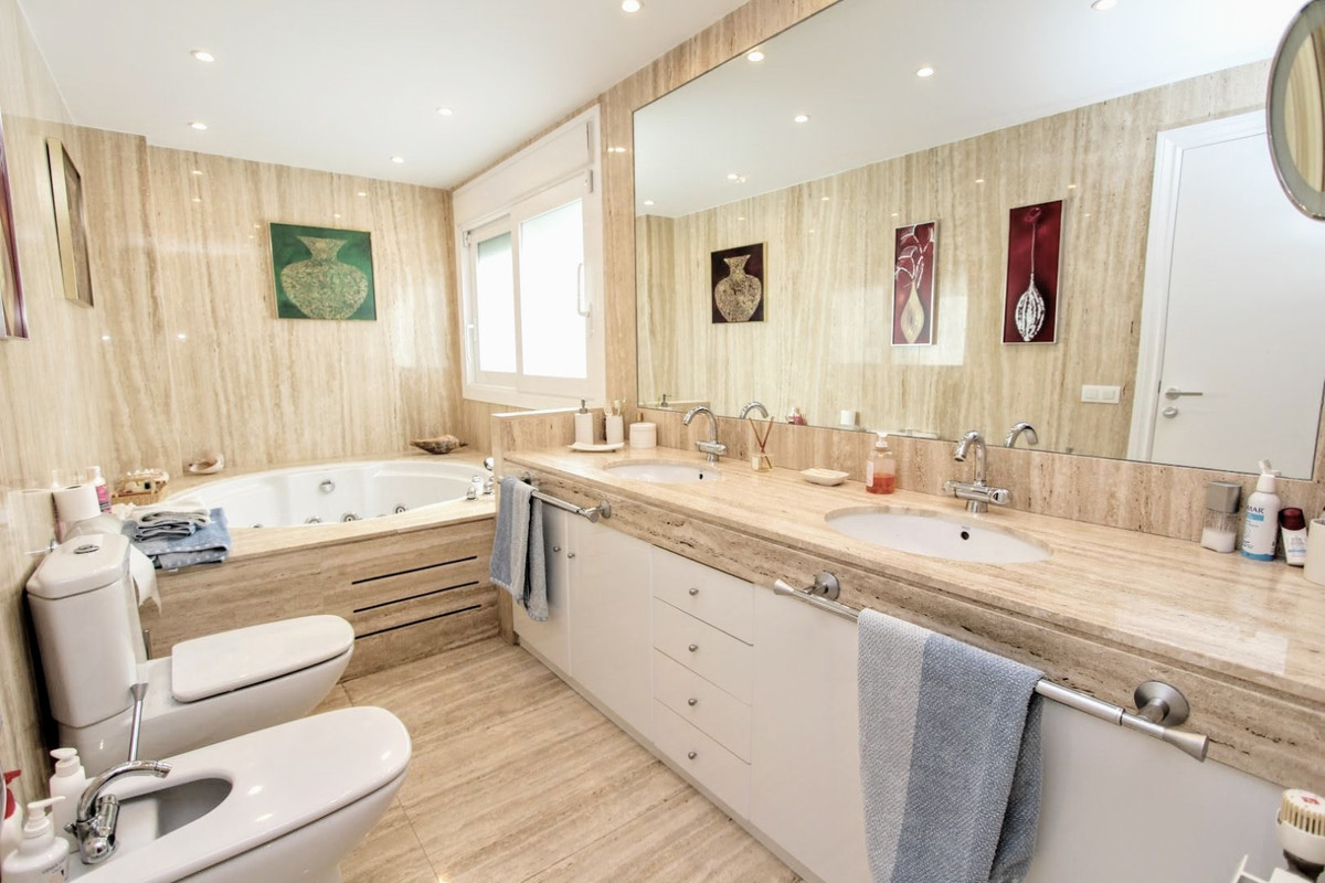 Detached Villa - ID R3229714 - Image 12
