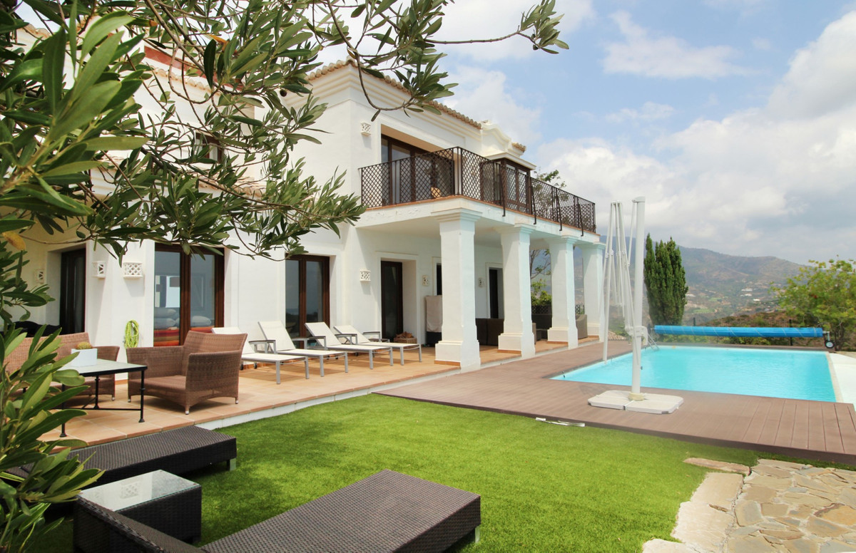 Detached Villa - ID R3250426 - Image 2