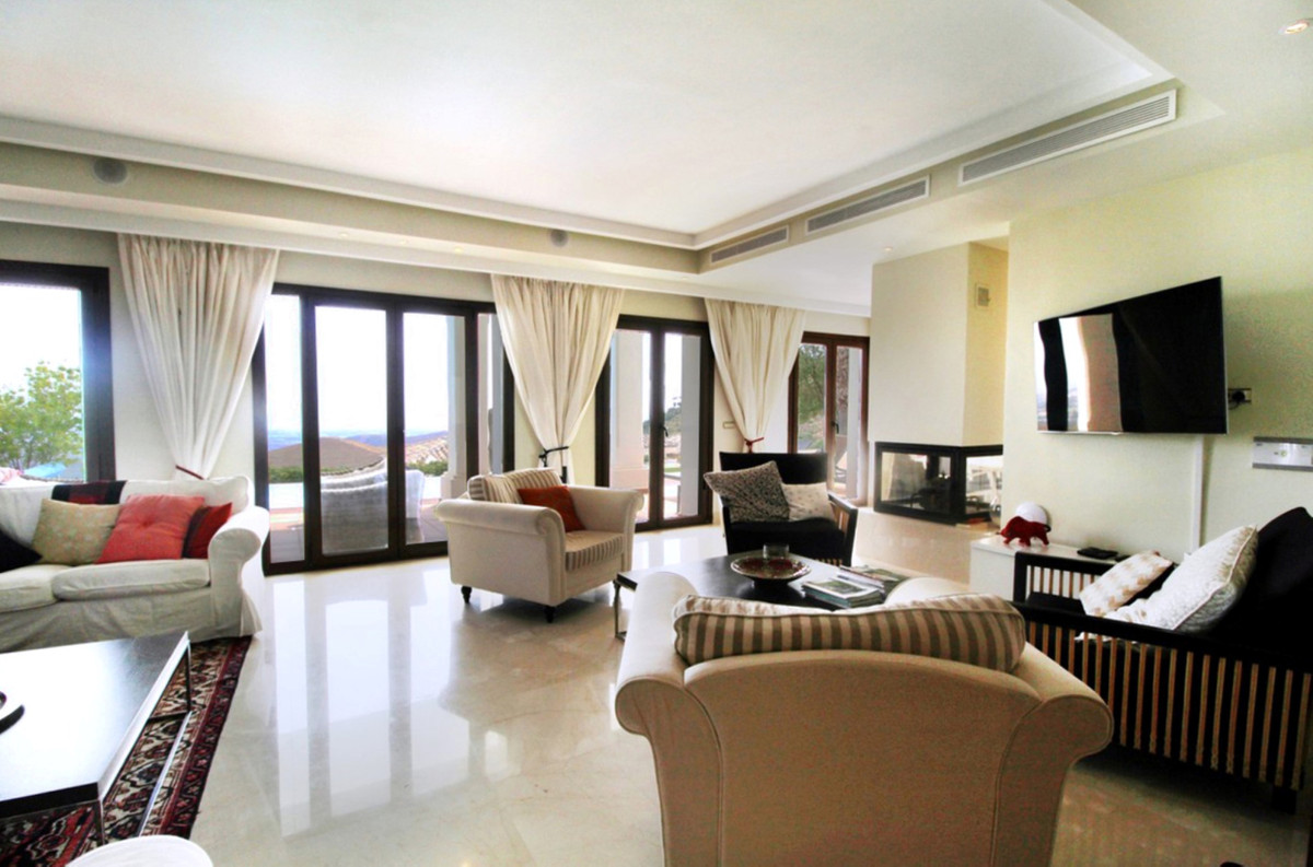 Detached Villa - ID R3250426 - Image 3