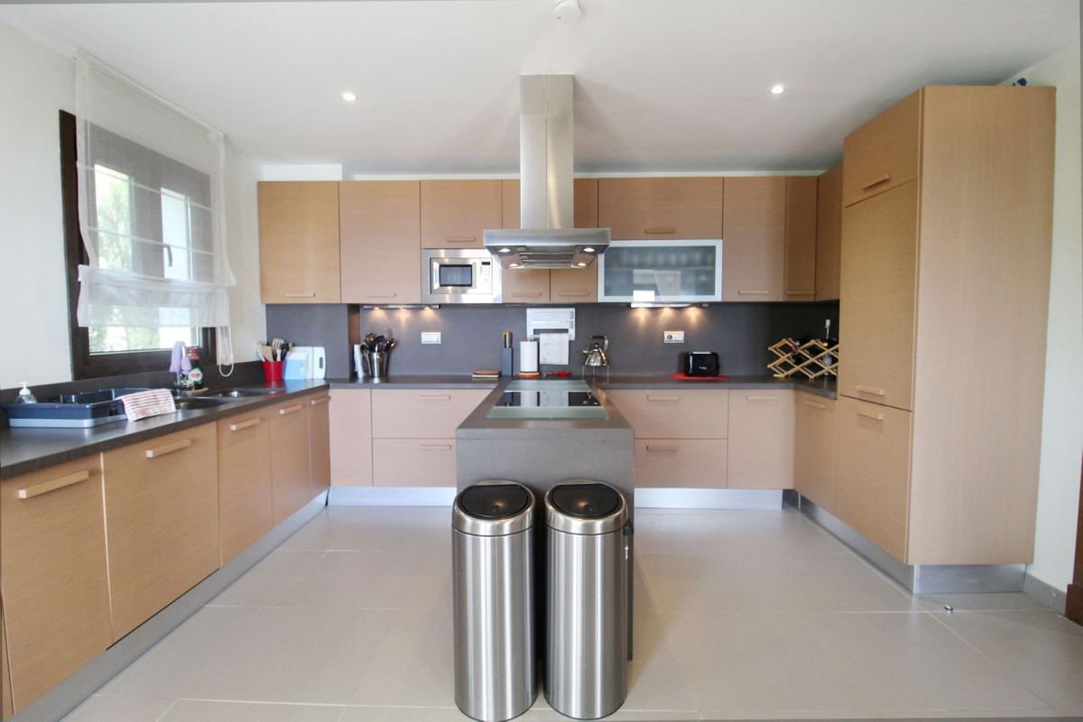 Detached Villa - ID R3250426 - Image 5