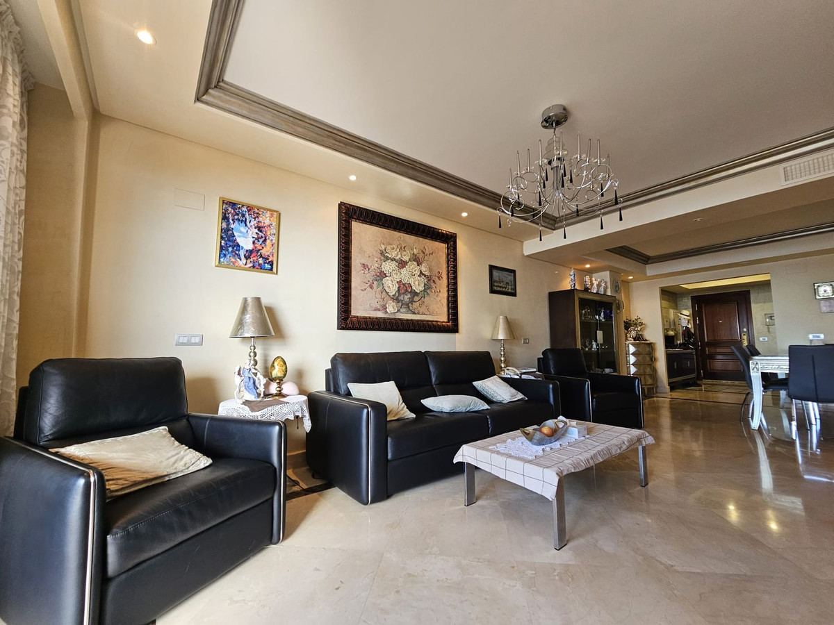 Middle Floor Apartment - ID R3302287 - Image 2