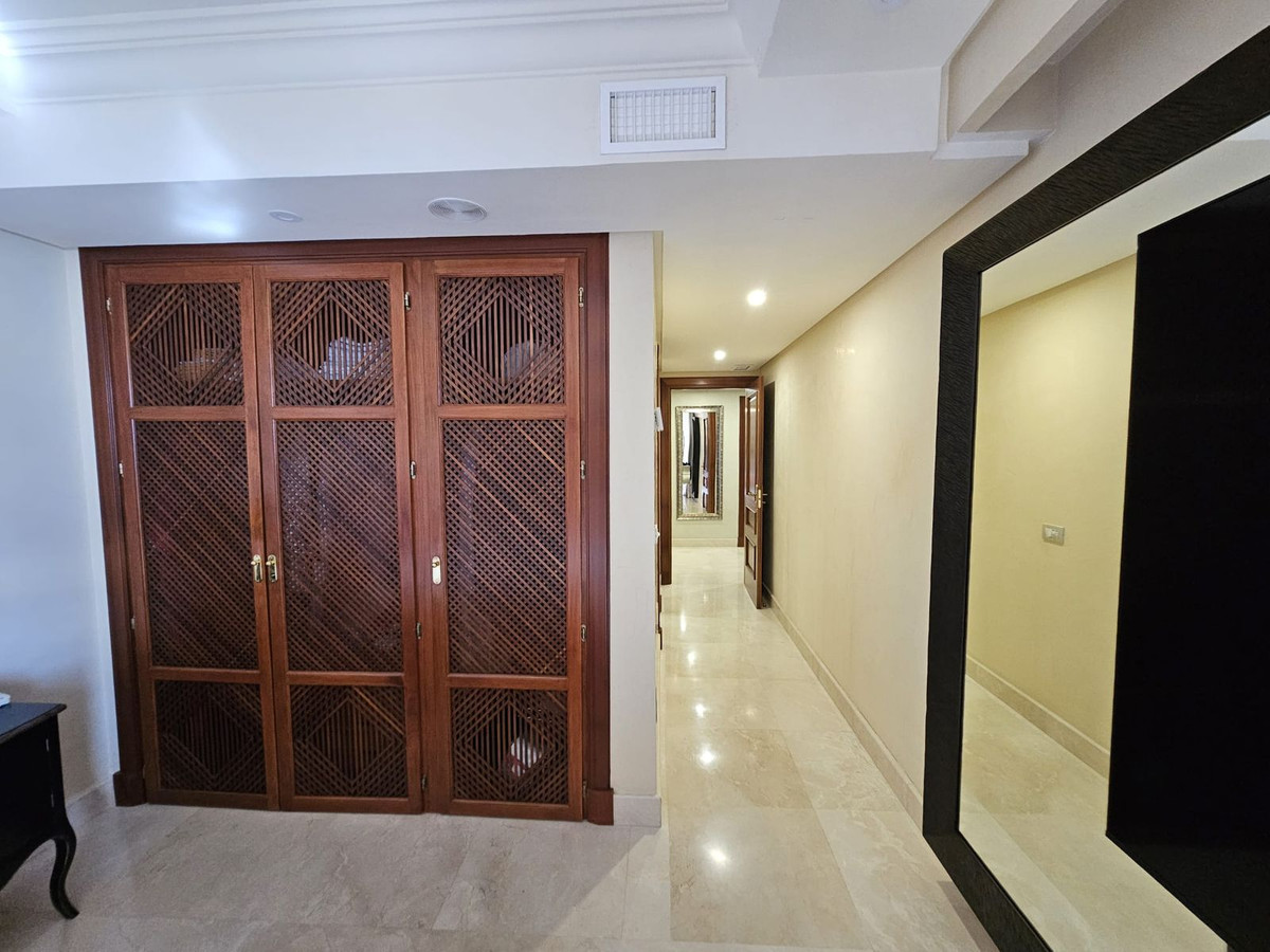 Middle Floor Apartment - ID R3302287 - Image 12