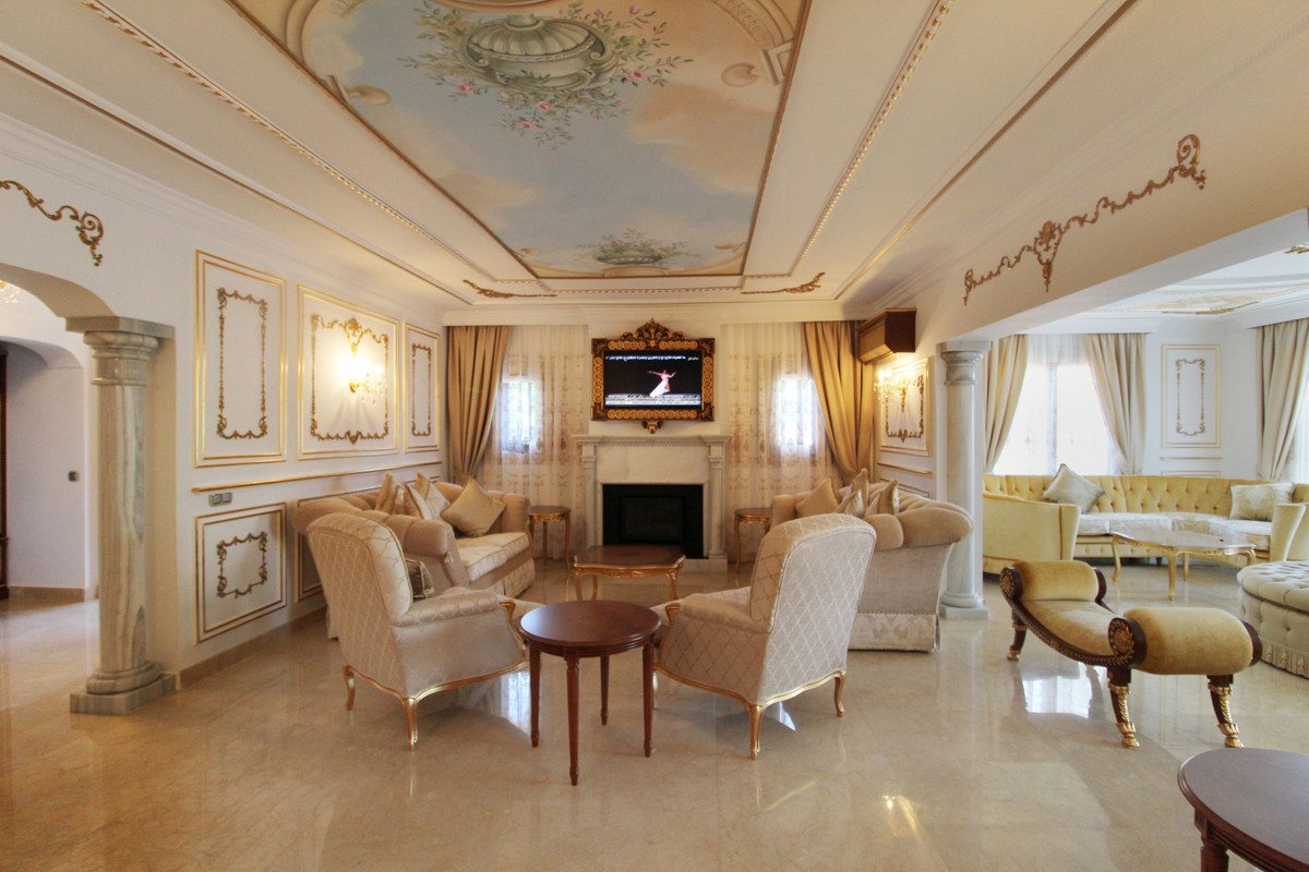 Detached Villa - ID R3333502 - Image 2