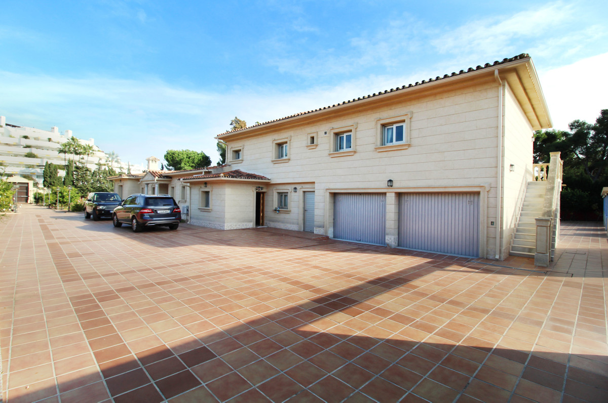 Detached Villa - ID R3333502 - Image 11
