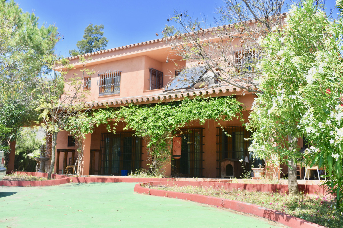 Detached Villa - ID R3417835