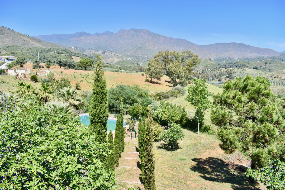Detached Villa - ID R3417835 - Image 2