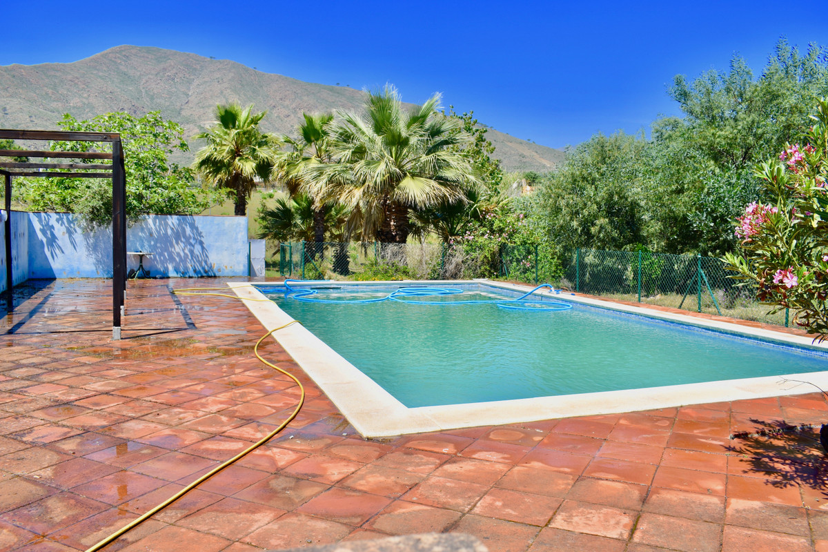 Detached Villa - ID R3417835 - Image 3