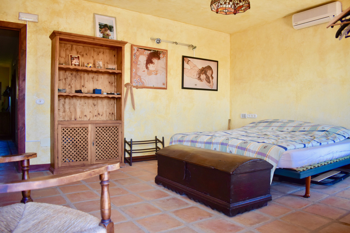 Detached Villa - ID R3417835 - Image 11