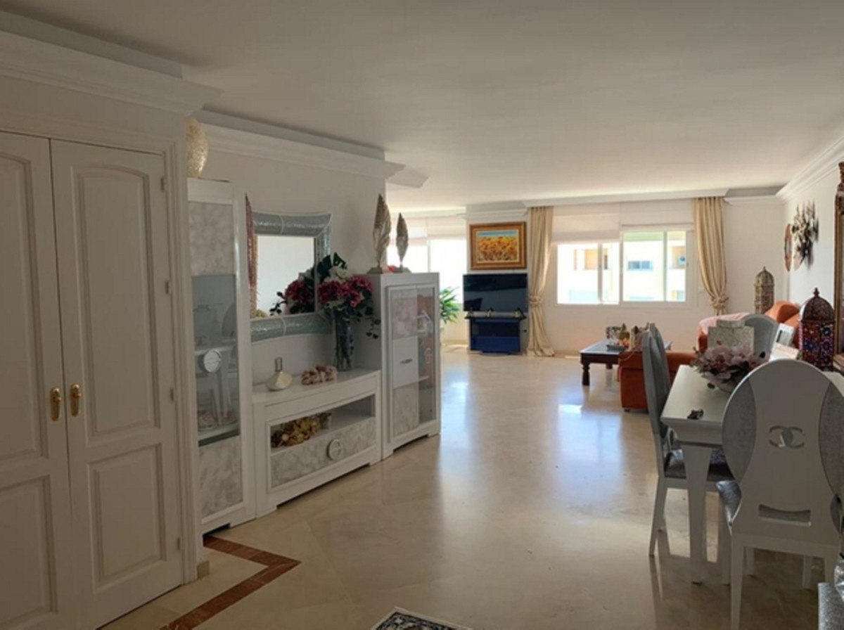 Penthouse - ID R3454105 - Image 11