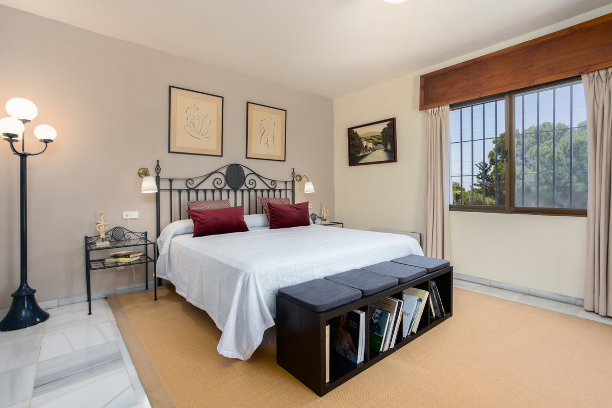Detached Villa - ID R3585085 - Image 3