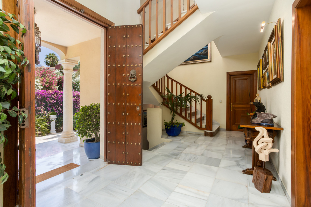 Detached Villa - ID R3585085 - Image 10