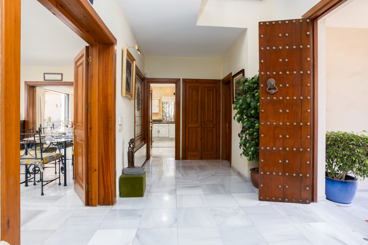 Detached Villa - ID R3585085 - Image 11