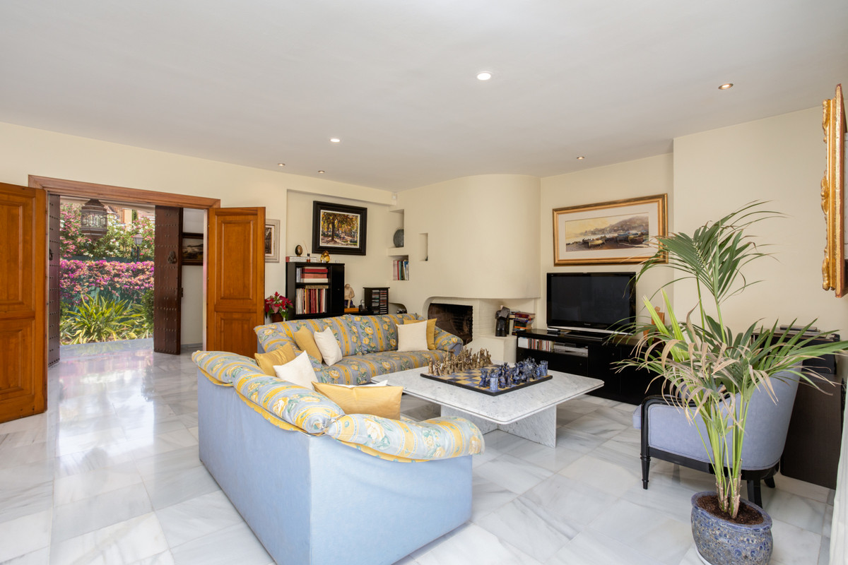 Detached Villa - ID R3585085 - Image 12