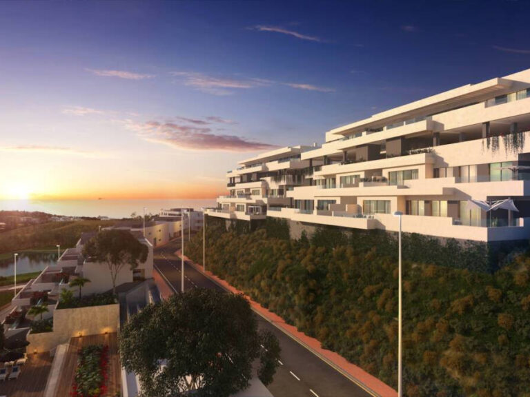 Top Floor Apartment - ID R3607124