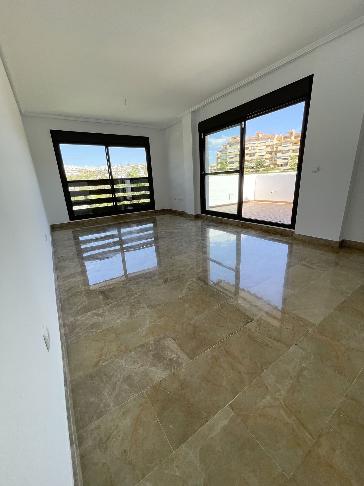 Middle Floor Apartment - ID R2674019 - Image 14