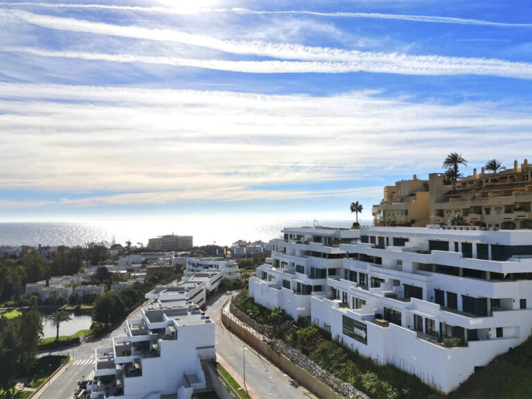 Top Floor Apartment - ID R3607124