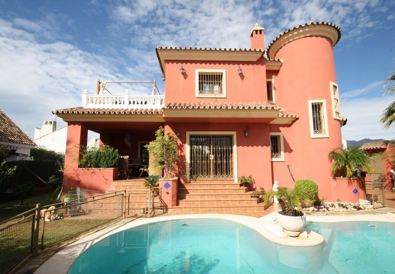 Detached Villa - ID R2036289