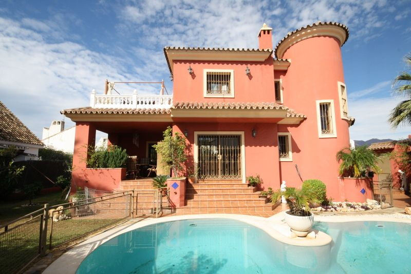 Detached Villa - ID R2036289