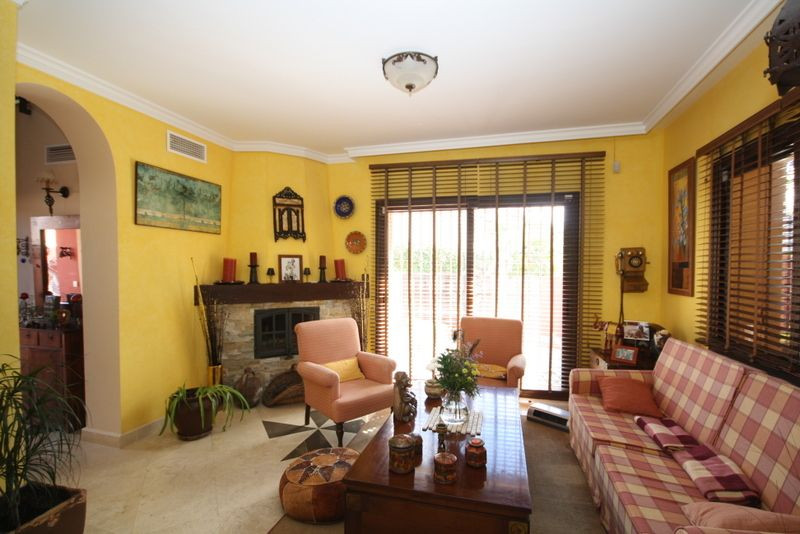 Detached Villa - ID R2036289 - Image 2
