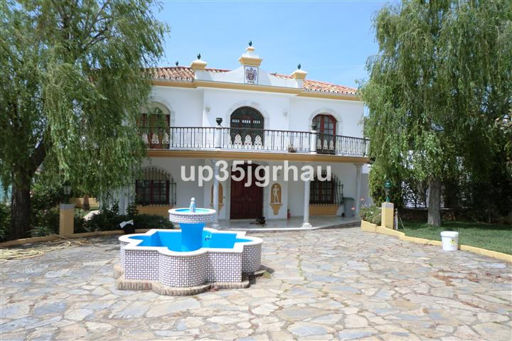 Detached Villa - ID R2175869