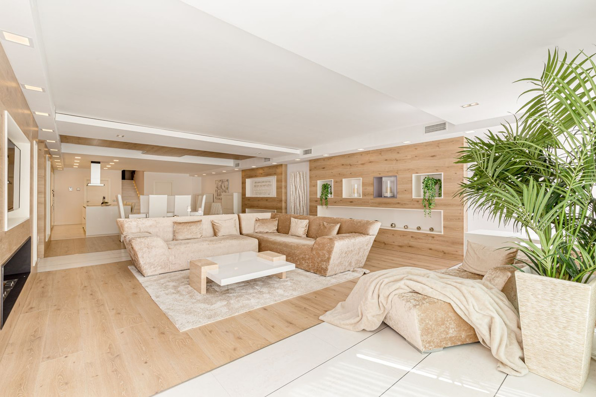 Ground Floor Apartment - ID R2344079 - Image 3