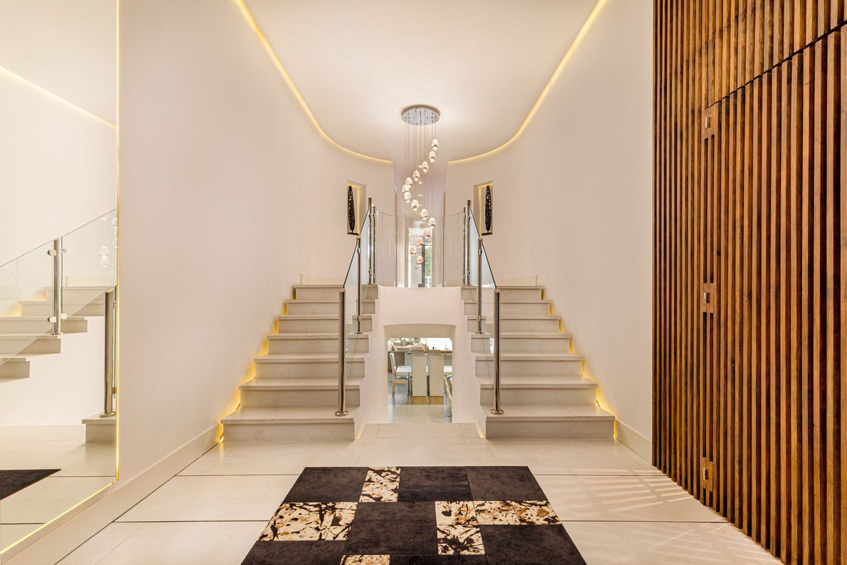 Ground Floor Apartment - ID R2344079 - Image 5