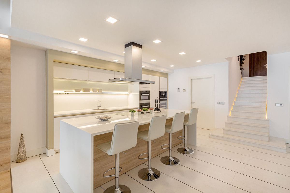 Ground Floor Apartment - ID R2344079 - Image 7