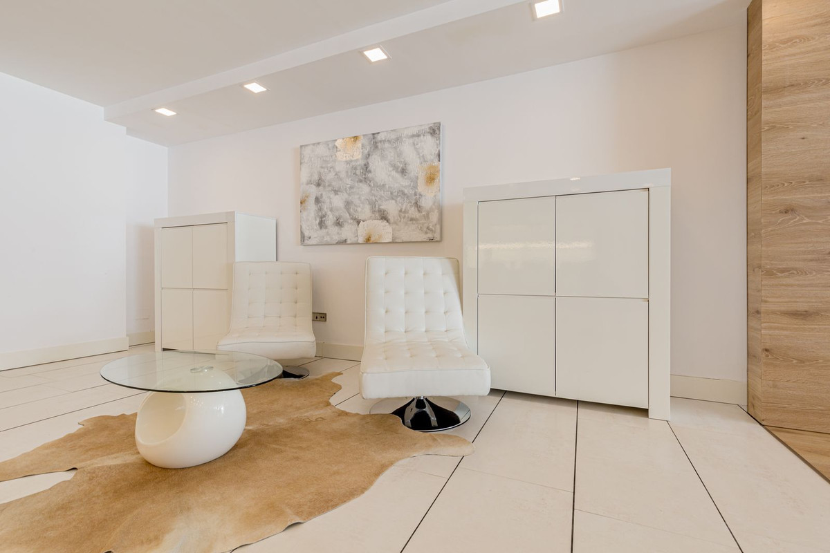 Ground Floor Apartment - ID R2344079 - Image 8