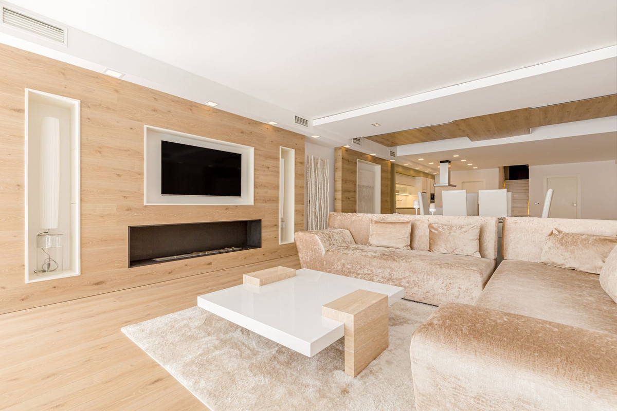 Ground Floor Apartment - ID R2344079 - Image 9