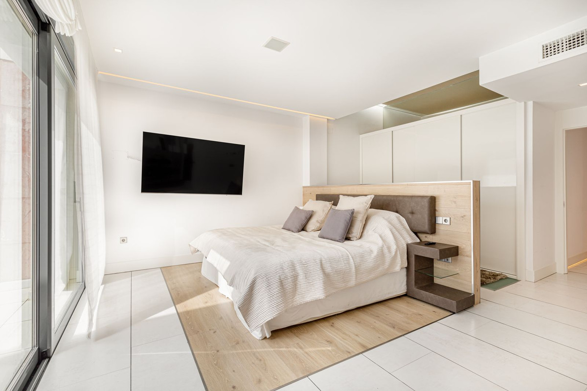 Ground Floor Apartment - ID R2344079 - Image 11