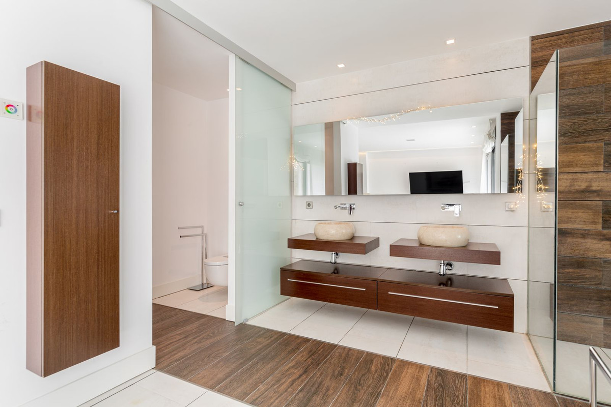 Ground Floor Apartment - ID R2344079 - Image 12
