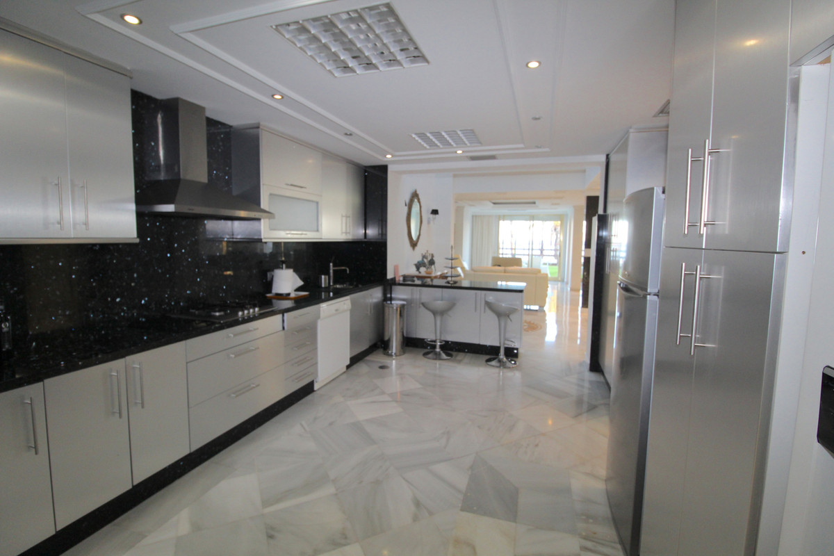 Ground Floor Apartment - ID R2593460 - Image 13