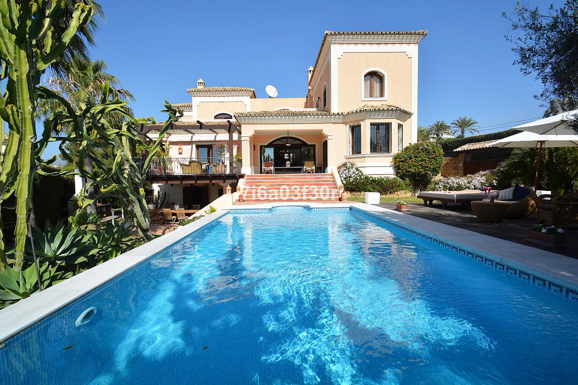 Detached Villa - ID R2607917