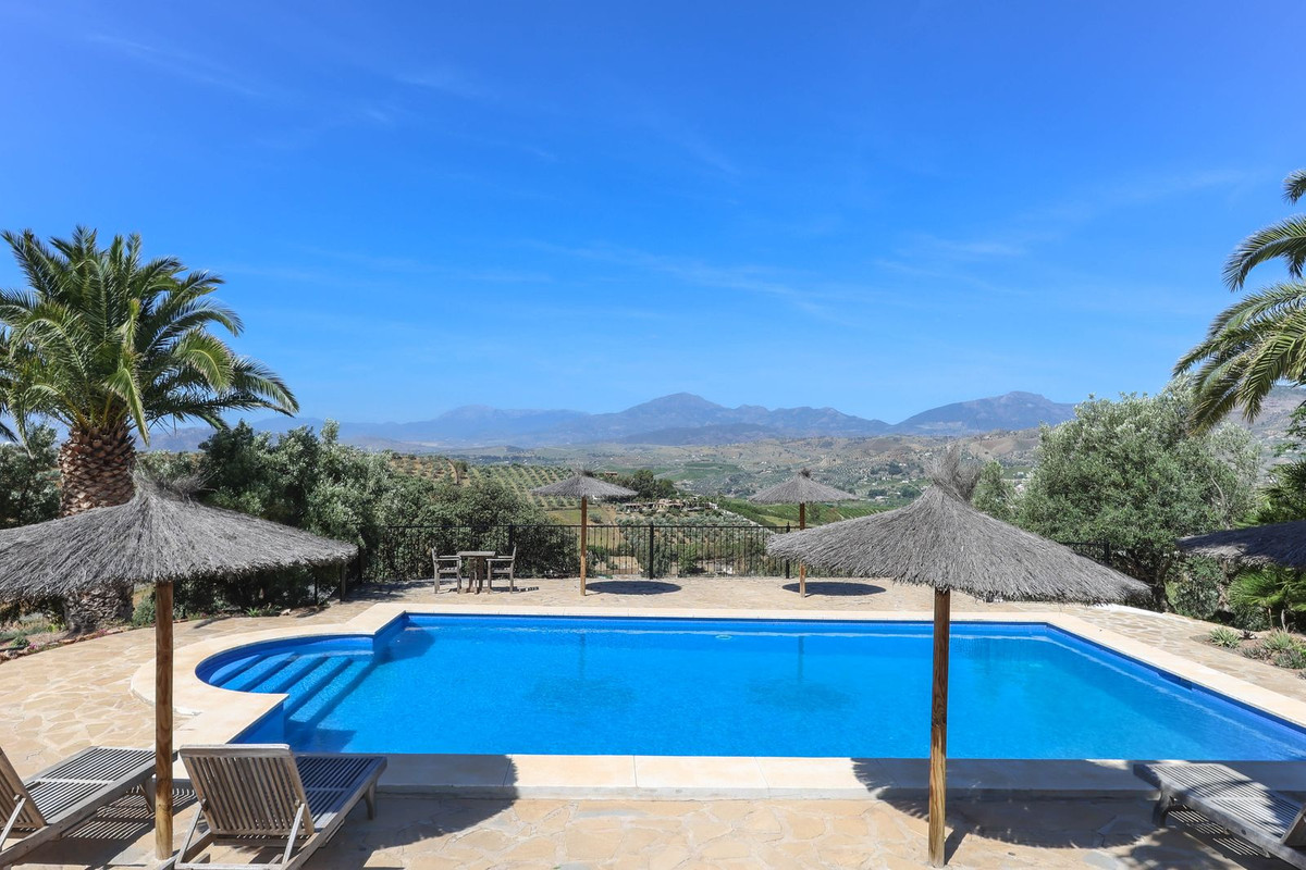 Bed and Breakfast - ID R2645156 - Image 2