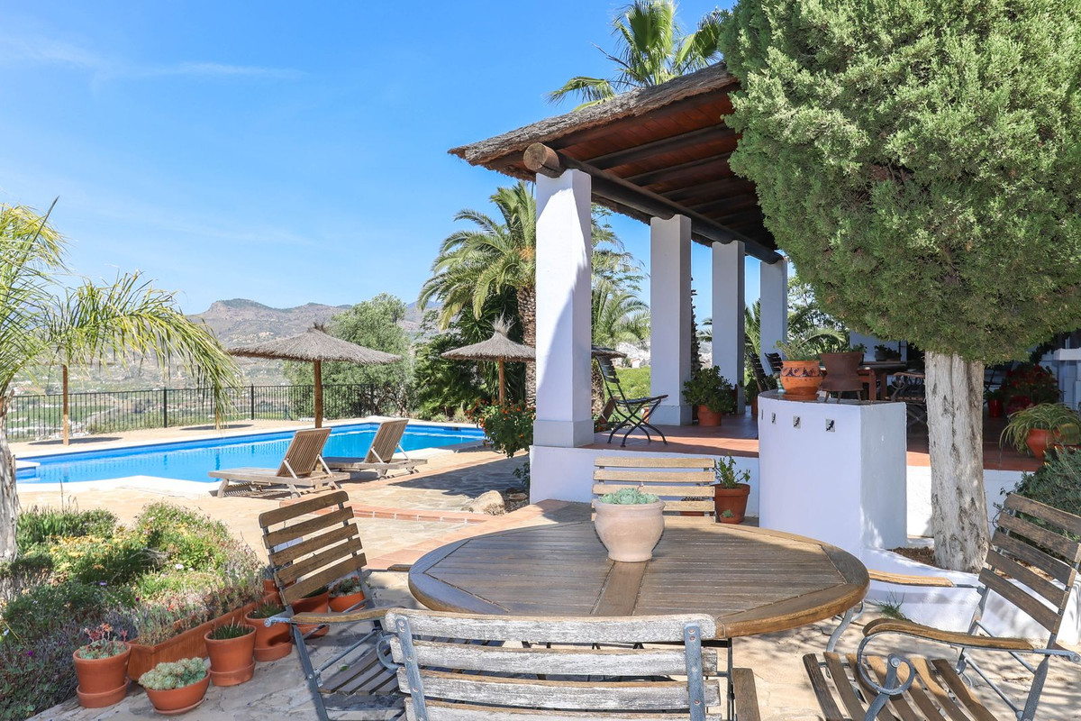 Bed and Breakfast - ID R2645156 - Image 3