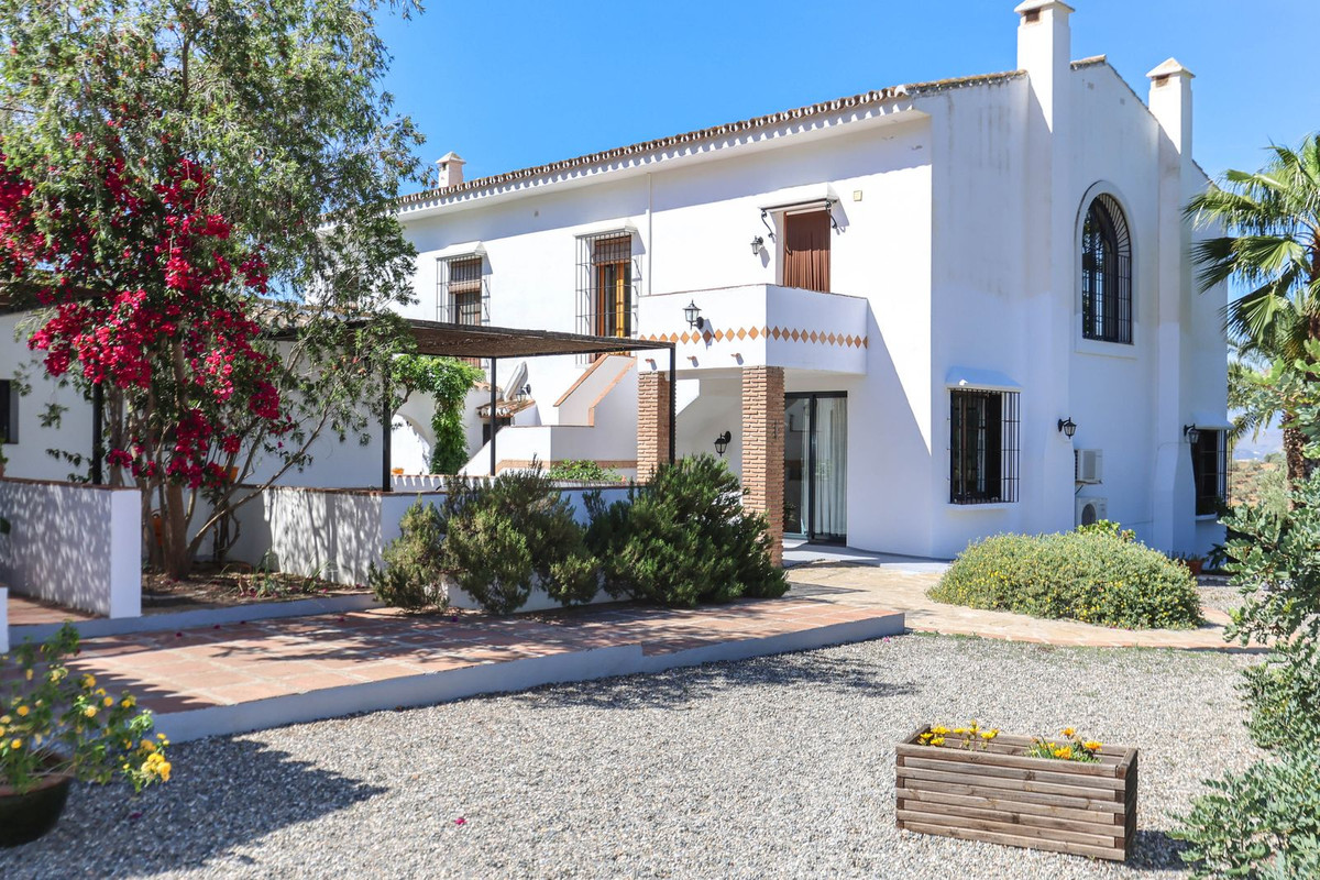Bed and Breakfast - ID R2645156 - Image 4